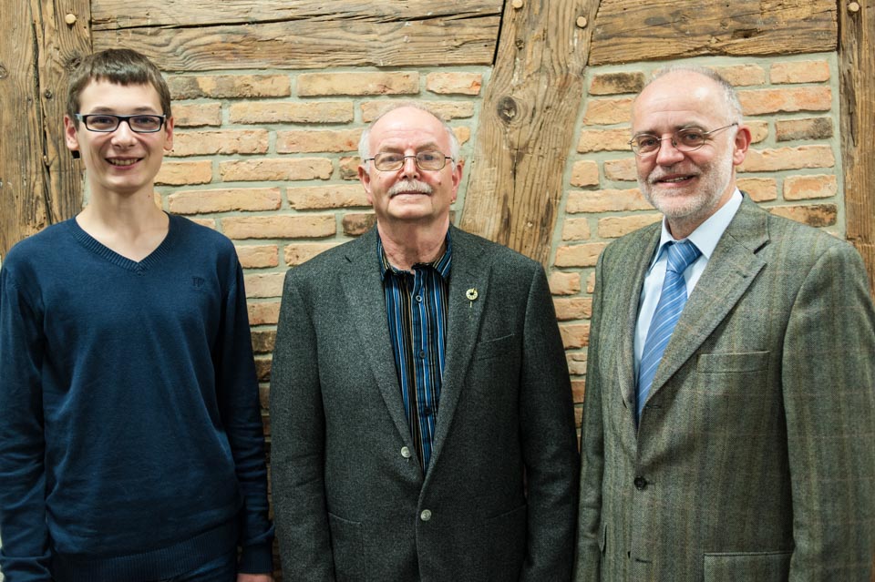 Ehrung von Anton Stenger (Bildmitte) und Jan Feineis (links) für 50 Jahre bzw. 10 Jahre aktive Mitgliedschaft bei der Tonblüte Albstadt durch den ersten Vorsitzenden Stefan Kempf. 